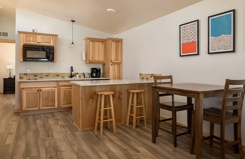 Boardman Casa | Relaxing Riverfront Unit with Kitchenette! FREE Parking, Outdoor Pool!