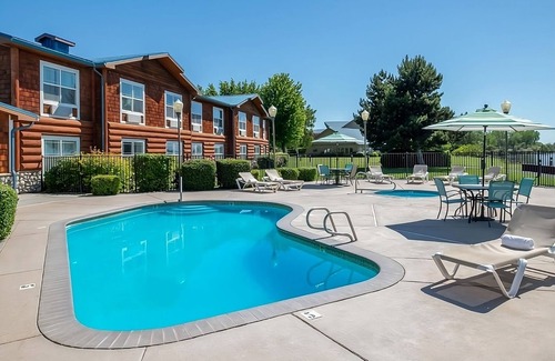 Boardman Casa | Relaxing Riverfront Unit with Kitchenette! FREE Parking, Outdoor Pool!