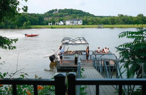 Bellevue Casa | Relaxing Riverfront Family Escape w Private Dock