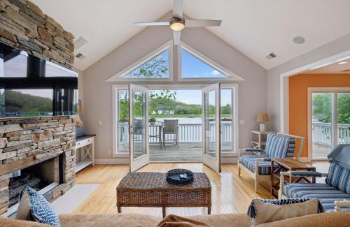 Bellevue Casa | Relaxing Riverfront Family Escape w Private Dock