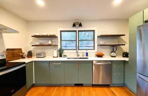 Burnsville Casa | New Kitchen+Relaxing Riverfront View+Hot Tub+Fire Table+Fast WiFi