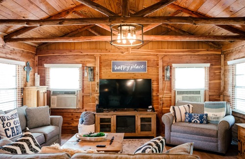 La Grange Cabina | Relaxing, Rustic Cabin on the Lake
