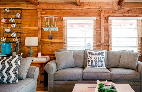 La Grange Cabina | Relaxing, Rustic Cabin on the Lake