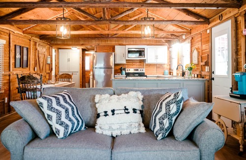 La Grange Cabina | Relaxing, Rustic Cabin on the Lake