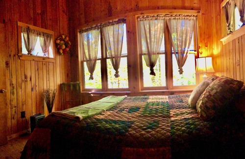 Cattail Creek Cabina | Relaxing Rustic Couples Getaway on Cattail Creek