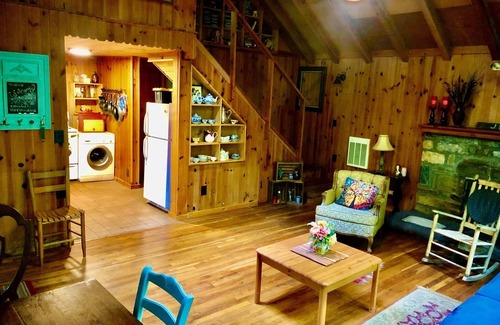 Cattail Creek Cabina | Relaxing Rustic Couples Getaway on Cattail Creek