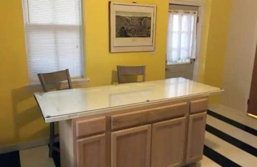 Cumberland Casa | Relaxing Rustic Oasis - 6 minute walk to Downtown! Pet-friendly & Cyclists Welcome!