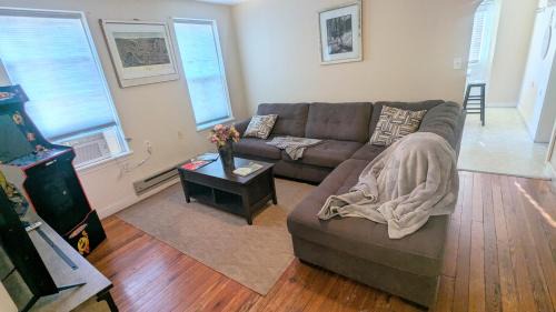 Cumberland Casa | Relaxing Rustic Oasis II, Unit B - 6 minute walk to Downtown! Cyclists Welcome!