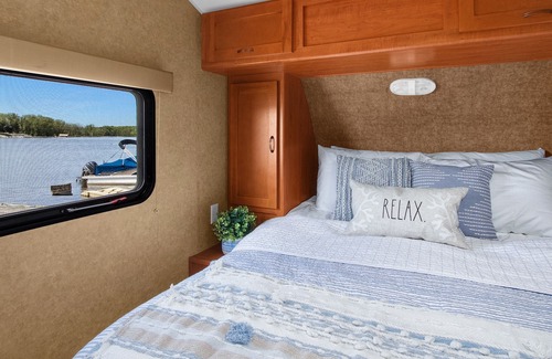 La Crosse Casa | Relaxing RV overlooking Gill's Cove Marina!