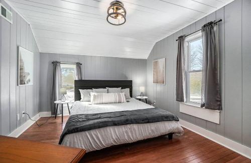 Benzonia Casa | Relaxing Ski & Soak Getaway