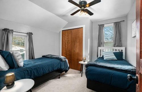 Benzonia Casa | Relaxing Ski & Soak Getaway