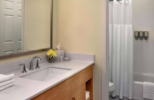 Flagstaff Hotel | Relaxing Stay! 2 Modern Units, Near 12th Tee Box, w/ Outdoor Pool, Pet-Friendly