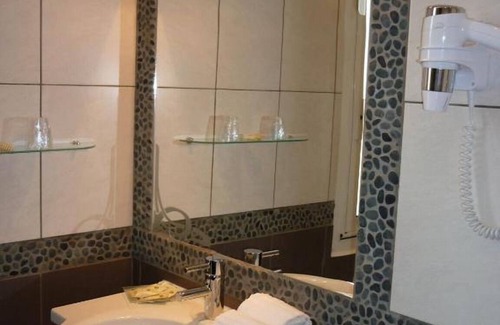 Sanary-sur-Mer Hotel | Relaxing Stay with Garden Access and Private Parking - Family Friendly
