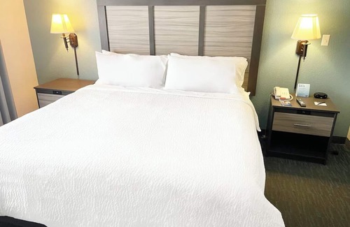 West Kissimmee Hotel | Relaxing Stay with Easy Disney Parks Access | 5 Pools & Free Shuttle!