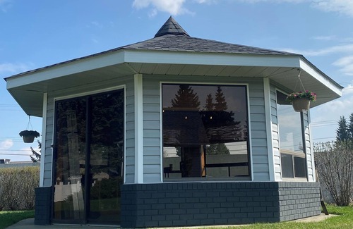 Lacombe Cabina | Relaxing Stay: Your Own Pool, Hot Tub, Gazebo, Gym & More!