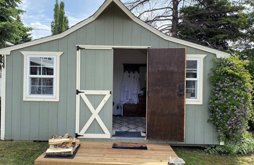 Lacombe Cabina | Relaxing Stay: Your Own Pool, Hot Tub, Gazebo, Gym & More!
