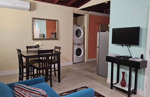 Savannah Apartamento | Relaxing, tastefully decorated one-bedroom unit with all modern facilities