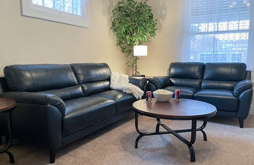 Rock Island Apartamento | Relaxing Two Bedroom Close to Trinity and Augustana