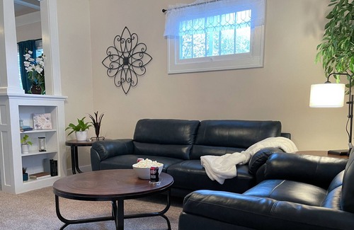 Rock Island Apartamento | Relaxing Two Bedroom Close to Trinity and Augustana