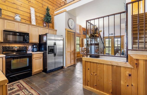 Branson Theater District Cabina | Relaxing Walk-in Cabin in Branson Theatre District, Golf and Ticket Discounts