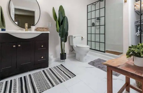 Derry Apartamento | Relaxing Wooded Retreat with Hot Tub