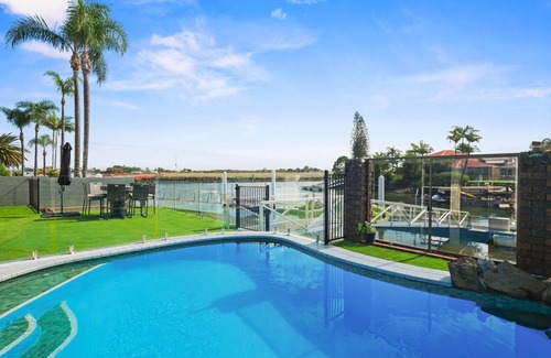 Newport Casa | Relfections at Newport 5Bedroom Pool and Canal Living