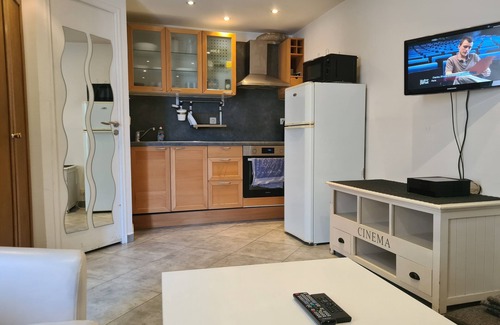 Plateau — Pyramide Casa | Remarkable 1-Bed House in Athis-Mons
