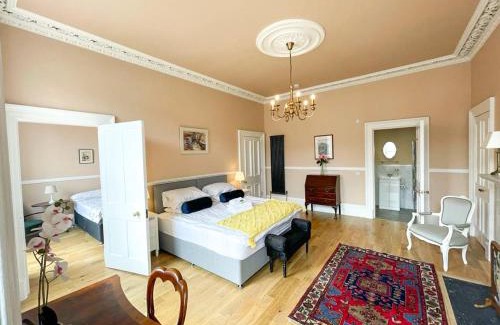 Tollcross Apartamento | Remarkable 5BR Townhouse with Garden, Sleeps 12