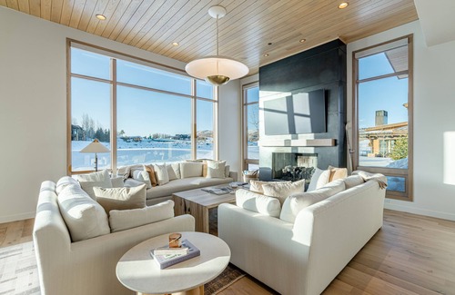 Tuhaye Casa | Remarkable Home in Tuhaye with Private Hot Tub, Golf Course Views, Tasteful Interior Design