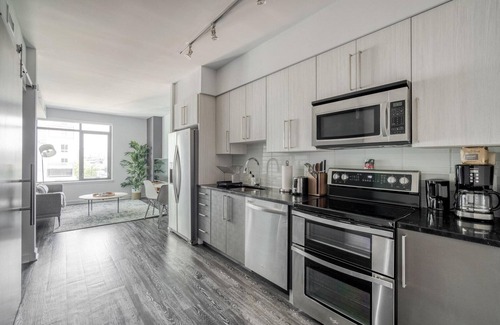 Ballston Apartamento | Remarkable Virginia Square 1BR w/ Gym, nr GMU & Shops, by Blueground