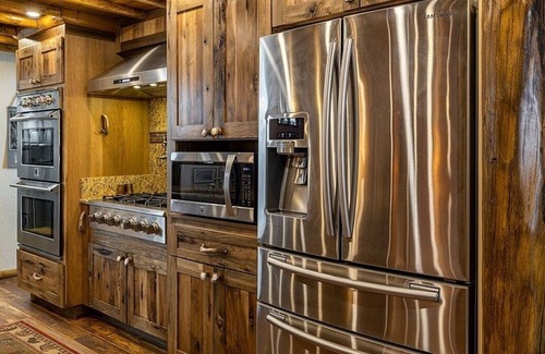 Cody Cabina | Remarkable views of Cody & the surrounding mountains, few mins to Downtown Cody.