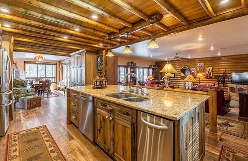 Cody Cabina | Remarkable views of Cody & the surrounding mountains, few mins to Downtown Cody.