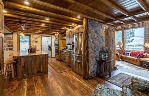 Cody Cabina | Remarkable views of Cody & the surrounding mountains, few mins to Downtown Cody.
