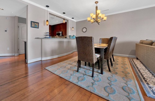 Westlake Corner Condominio | Remmy's Place - Luxury walkable condo with lake/mountain views, fireplace & pool