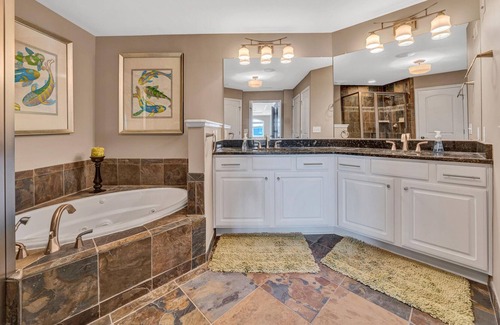 Westlake Corner Condominio | Remmy's Place - Luxury walkable condo with lake/mountain views, fireplace & pool