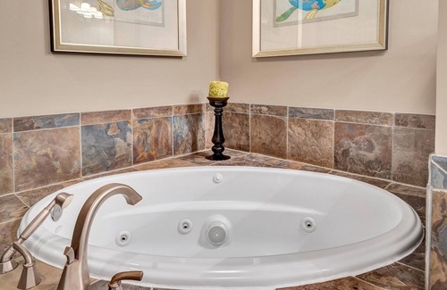 Westlake Corner Condominio | Remmy's Place - Luxury walkable condo with lake/mountain views, fireplace & pool
