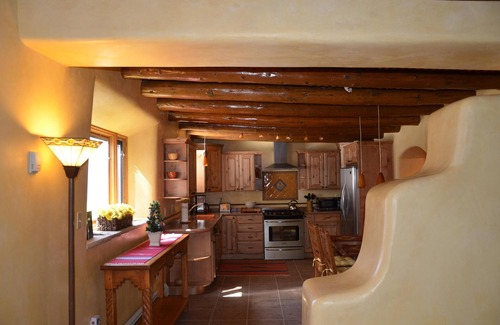 Truchas Casa | Adobe remodelado de 120 años, en el histórico pueblo de Nuevo México