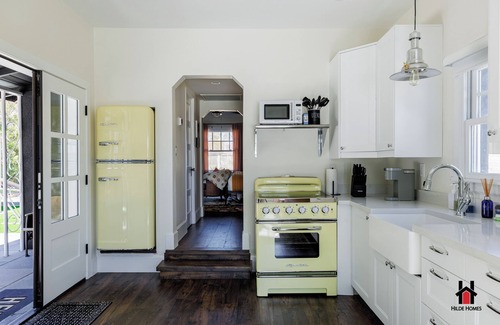 West Second Street Historic District Casa | Remodeled 1920s Bungalow & Retro Casita