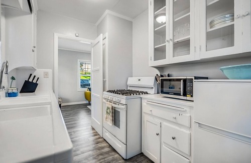Civic Core Casa | Remodeled 1bd Craftsman Bungalow