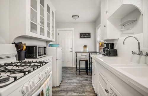 Civic Core Casa | Remodeled 1bd Craftsman Bungalow