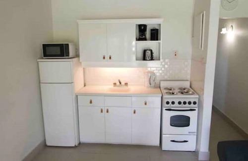 Sunset Crest Apartamento | Remodeled 1BR Suite - 5 min walk to the beach!