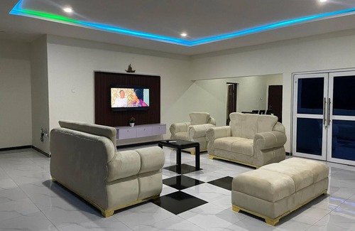 Abeokuta Casa | Remodeled 2 Bd with WiFi In Quiet Adigbe Abeokuta Estate. 5 mins to Downtown.