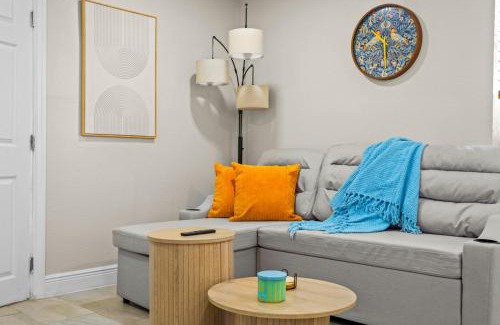 St. Petersburg - Clearwater Apartamento | Remodeled 2BR Apartment w/Garden Deck