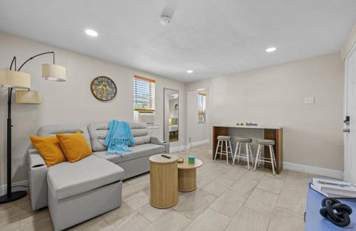St. Petersburg - Clearwater Apartamento | Remodeled 2BR Apartment w/Garden Deck