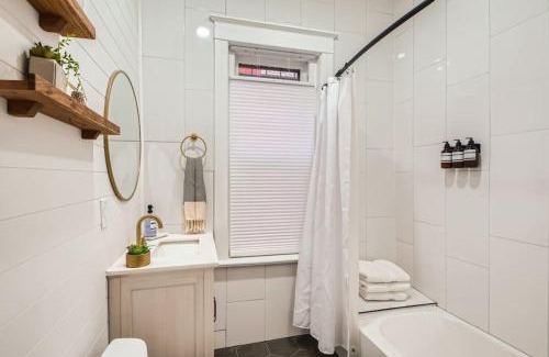Lincoln Park Casa | Remodeled 3 Bedroom Close to St Broadway And Sante Fe And CBD