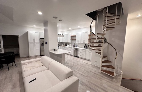Sheffield Neighbors Casa | Remodeled 3 story entire townhouse available in the heart of Lincoln Park.