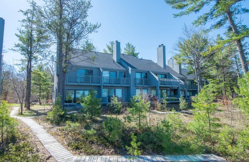 Maple City Condominio | Condominio remodelado en el lago Michigan con A / C