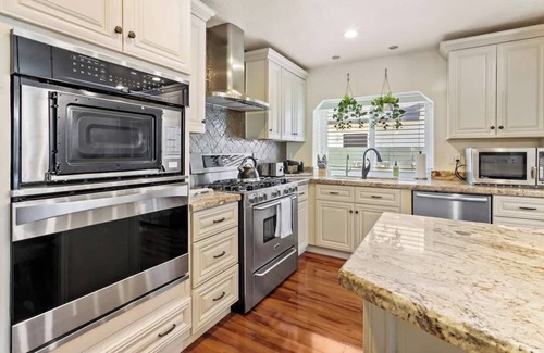 Highland Hills Casa | ❤️ Remodeled 3BR Pool House w Arcade & Foosball