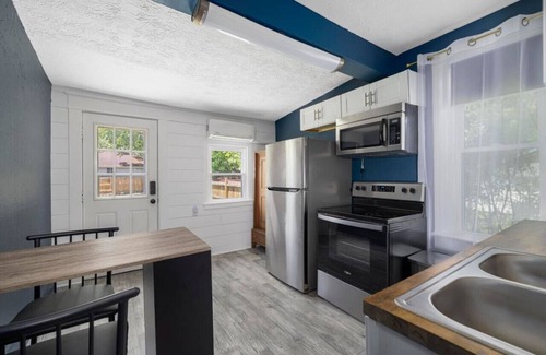 Bristol Apartamento | Remodeled Apartment Blocks from Downtown Bristol