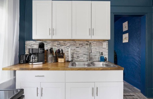 Bristol Apartamento | Remodeled Apartment Blocks from Downtown Bristol